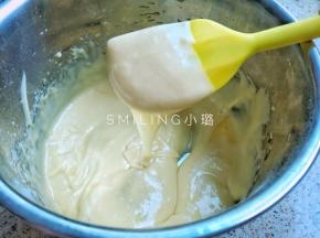 用刮刀十字法拌匀，面糊成顺滑状态，但是不要拌太久