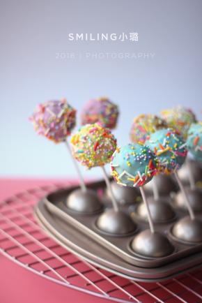 蛋糕表面巧克力还没完全凝固时撒上彩色糖珠和糖针装饰