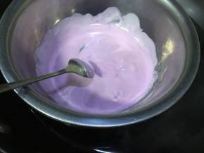 巧克力隔水融化，先把纸棍一头沾一点巧克力塞入棒棒糖蛋糕底部正中间位置，等几秒中以后就起到固定的作用啦，然后用一个小勺舀巧克力液淋到蛋糕上，动作要快，尤其天气冷的话巧克力很快就又凝固了