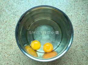 两个鸡蛋磕入打蛋盆内