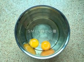 两个鸡蛋磕入打蛋盆内