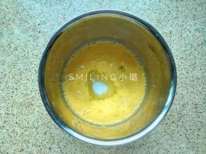 用打蛋器打散，分两次加入细砂糖