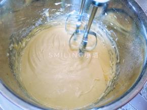 用刮刀稍微拌匀，再用电动打蛋器低速搅打至没有干粉和颗粒