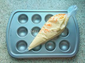 蛋糊装入裱花袋，再剪一个小口子，宁小勿大，口子大了不好控制