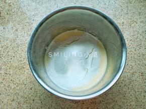 低筋粉和泡打粉混合均匀后筛入蛋液中