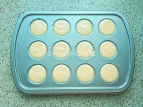 蛋糊挤入学厨12连棒棒糖模具中，不用太满，然后再拿起来震几下模具震出大气泡