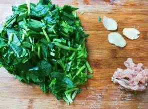 菠菜洗净切断，肉丝放少许料酒，盐，玉米淀粉腌制十五分钟，姜切片