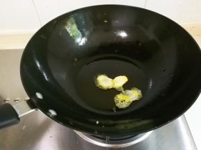 热锅凉油放入姜片煎出香味