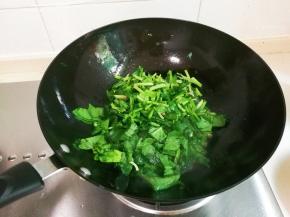 锅中余油放入菠菜