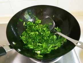 翻炒片刻至菠菜变色