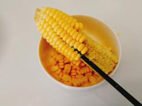 用筷子从底部撬开，再用手一排一排剥下来