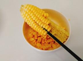 用筷子从底部撬开，再用手一排一排剥下来