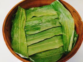 蒸笼里铺上粽叶