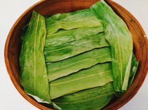 蒸笼里铺上粽叶