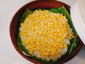 再将玉米粒铺上