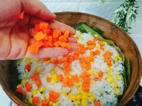 蒸好后加入胡萝卜丁