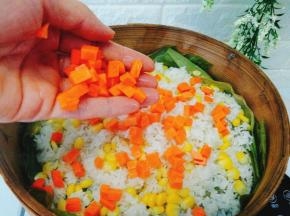 蒸好后加入胡萝卜丁