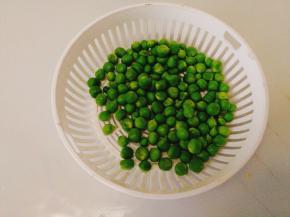 准备好豌豆，买带壳的剥壳，洗净备用