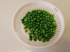 准备好豌豆，买带壳的剥壳，洗净备用