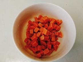 火腿肠切成丁