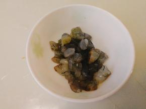 鲜明虾去头，壳，筋切小即可