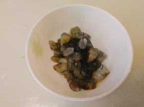 鲜明虾去头，壳，筋切小即可