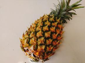 准备一个中等大的菠萝  ，现在都是按个卖，也没去称。