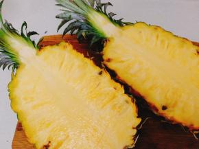 菠萝洗净，从中间切开