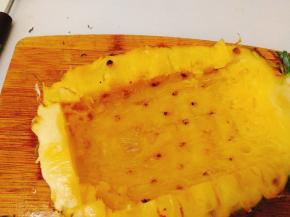 然后用挖水果的工具，将菠萝取出