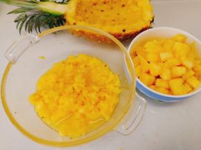 我分了两碗，一碗是完整的果肉  ，一碗是弄碎和菠萝汁，