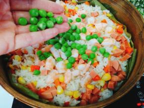 豌豆比较容易熟，最后放，盖上盖子，再蒸3分钟即可