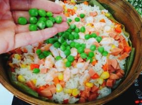 豌豆比较容易熟，最后放，盖上盖子，再蒸3分钟即可