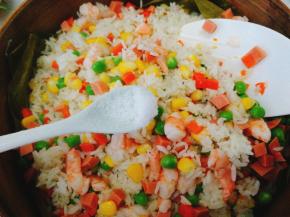 全部蒸好后加入适量盐，拌均匀，这时可以关火，