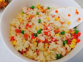 将米饭倒入大碗里