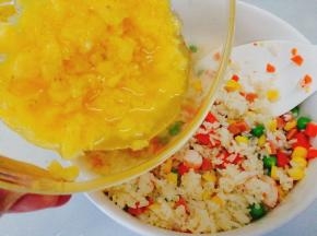 倒入菠萝碎汁那碗
