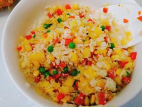 翻拌均匀，包上保鲜膜5分钟，作用是菠萝碎汁更好的融合米饭里