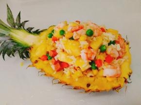 盛入菠萝盅里