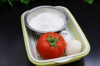准备食材，西红柿、鸡蛋、面粉、香葱等；