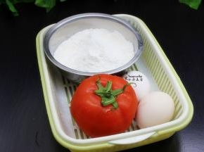 准备食材，西红柿、鸡蛋、面粉、香葱等；