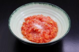 西红柿洗净去皮，切细粒、放白砂糖拌均；