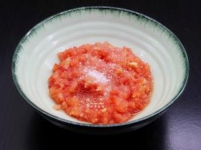 西红柿洗净去皮，切细粒、放白砂糖拌均；