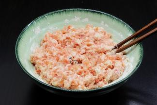 再加入面粉继续拌均，开始拌均会比较干，别加水；