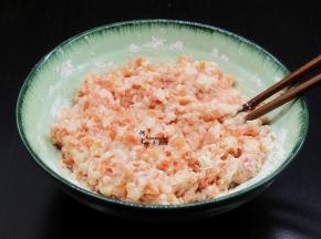 再加入面粉继续拌均，开始拌均会比较干，别加水；