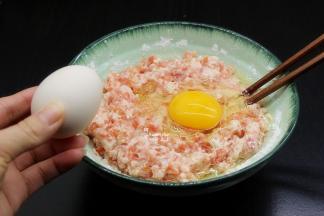 打入鸡蛋，拌均，这时候开始有水分，显示成面糊；