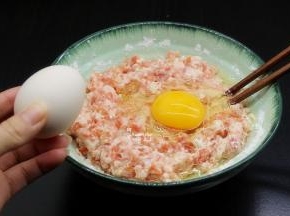 打入鸡蛋，拌均，这时候开始有水分，显示成面糊；