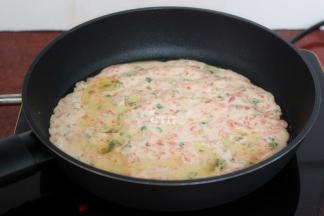 热锅，倒油，中小火煎至微黄，约2分钟即可；（平底锅小的，可以分几次煎。）