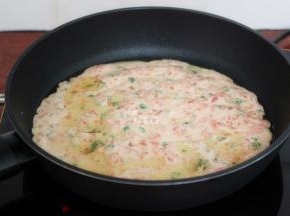 热锅，倒油，中小火煎至微黄，约2分钟即可；（平底锅小的，可以分几次煎。）