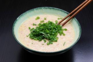 把香葱、盐放入，继续拌均，盐要最好放，这样鸡蛋的营养成分就不会破坏掉；