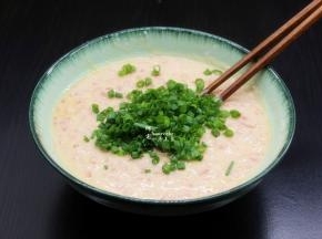 把香葱、盐放入，继续拌均，盐要最好放，这样鸡蛋的营养成分就不会破坏掉；