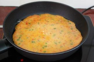 翻转另外一面，继续简直微黄，这个时候煎的时间不到一分钟；